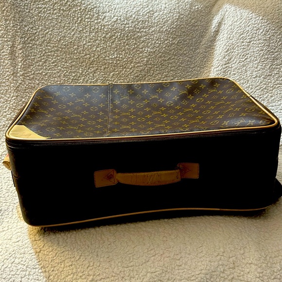 Louis Vuitton carry on luxury item - Picture 2 of 14